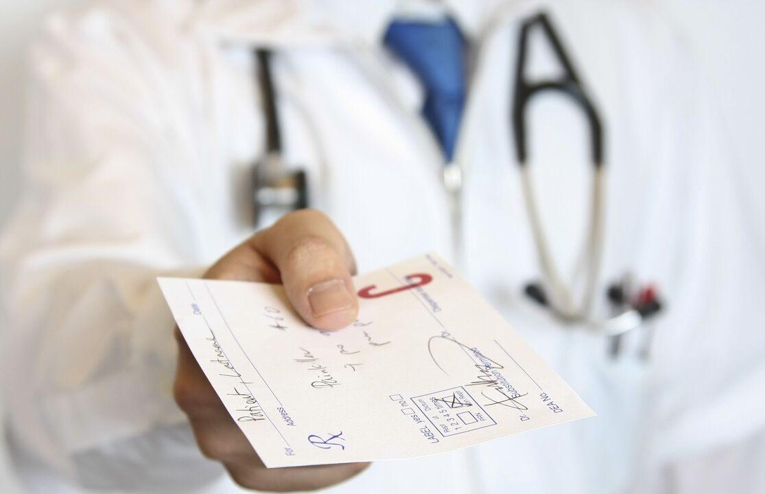 يصف الطبيب وصفة طبية لعلاج مشاكل الفاعلية بعد سن الخمسين